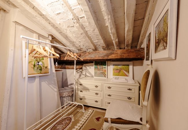 Ferienwohnung in Lucca - CASA UCCELLINI Apartment with a Romantic Terrace Ferienwohnung in Lucca - CASA UCCELLINI Apartment with a Romantic Terrace