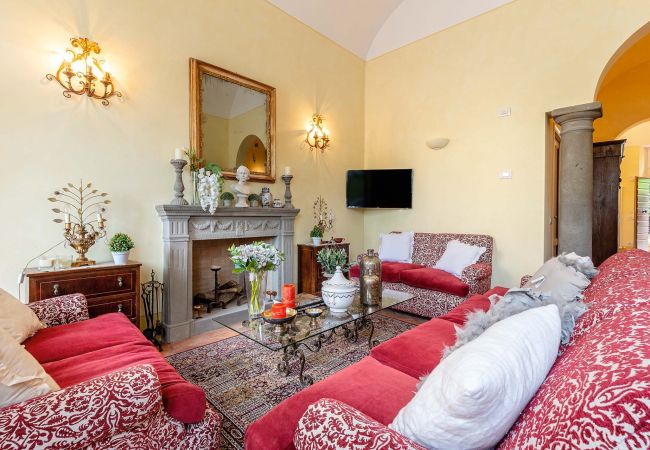  in Lucca - Spacious Ground Floor Apartment with Private Garden Inside the Walls of Lucca