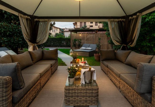 Villa in Lucca - VILLA OLIVIA: a New Luxury Villa with Garden in Lucca with PARKING Villa in Lucca - VILLA OLIVIA: a New Luxury Villa with Garden in Lucca with PARKING