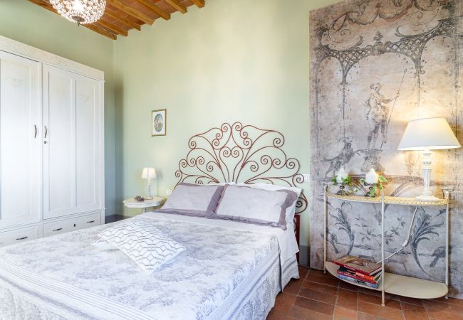 Villa in Capannori - FRANTOIO a Romantic Farmhouse Apartment with Terrace and Views Villa in Capannori - FRANTOIO a Romantic Farmhouse Apartment with Terrace and Views