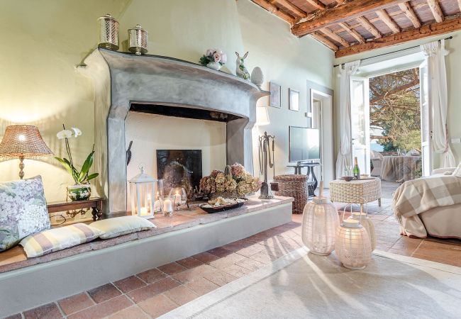 Villa in Capannori - FRANTOIO a Romantic Farmhouse Apartment with Terrace and Views Villa in Capannori - FRANTOIO a Romantic Farmhouse Apartment with Terrace and Views