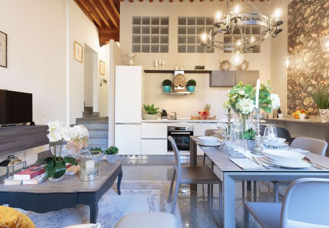 Ferienwohnung in Lucca - Casa AriasARIAS APARTMENT in the iconic Piazza San Michele Ferienwohnung in Lucca - Casa AriasARIAS APARTMENT in the iconic Piazza San Michele