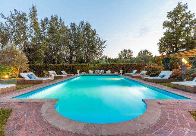 Villa in Lucca - RENAISSANCE WINERY VILLA AMONG THE VINEYARDS, 9 BEDROOMS, 7 BATHS, WIFI, AIR CON Villa in Lucca - RENAISSANCE WINERY VILLA AMONG THE VINEYARDS, 9 BEDROOMS, 7 BATHS, WIFI, AIR CON