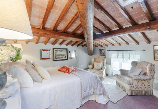 Villa in Lucca - RENAISSANCE WINERY VILLA AMONG THE VINEYARDS, 9 BEDROOMS, 7 BATHS, WIFI, AIR CON Villa in Lucca - RENAISSANCE WINERY VILLA AMONG THE VINEYARDS, 9 BEDROOMS, 7 BATHS, WIFI, AIR CON
