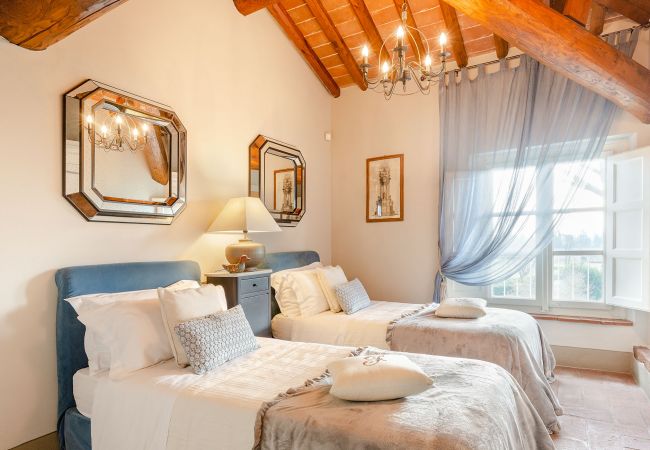 Villa in Lucca - RENAISSANCE WINERY VILLA AMONG THE VINEYARDS, 9 BEDROOMS, 7 BATHS, WIFI, AIR CON Villa in Lucca - RENAISSANCE WINERY VILLA AMONG THE VINEYARDS, 9 BEDROOMS, 7 BATHS, WIFI, AIR CON