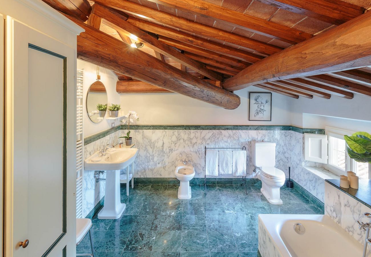 Villa in Lucca - RENAISSANCE WINERY VILLA AMONG THE VINEYARDS, 9 BEDROOMS, 7 BATHS, WIFI, AIR CON Villa in Lucca - RENAISSANCE WINERY VILLA AMONG THE VINEYARDS, 9 BEDROOMS, 7 BATHS, WIFI, AIR CON