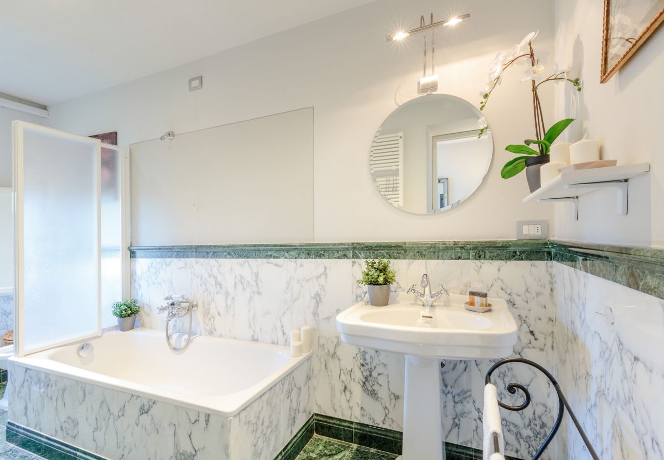 Villa in Lucca - RENAISSANCE WINERY VILLA AMONG THE VINEYARDS, 9 BEDROOMS, 7 BATHS, WIFI, AIR CON Villa in Lucca - RENAISSANCE WINERY VILLA AMONG THE VINEYARDS, 9 BEDROOMS, 7 BATHS, WIFI, AIR CON