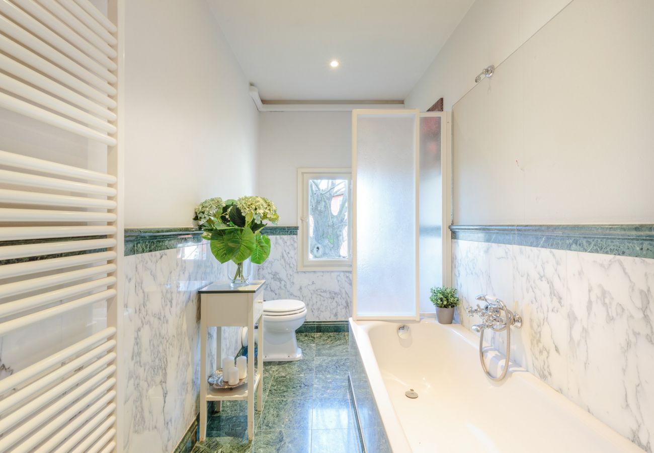 Villa in Lucca - RENAISSANCE WINERY VILLA AMONG THE VINEYARDS, 9 BEDROOMS, 7 BATHS, WIFI, AIR CON Villa in Lucca - RENAISSANCE WINERY VILLA AMONG THE VINEYARDS, 9 BEDROOMS, 7 BATHS, WIFI, AIR CON