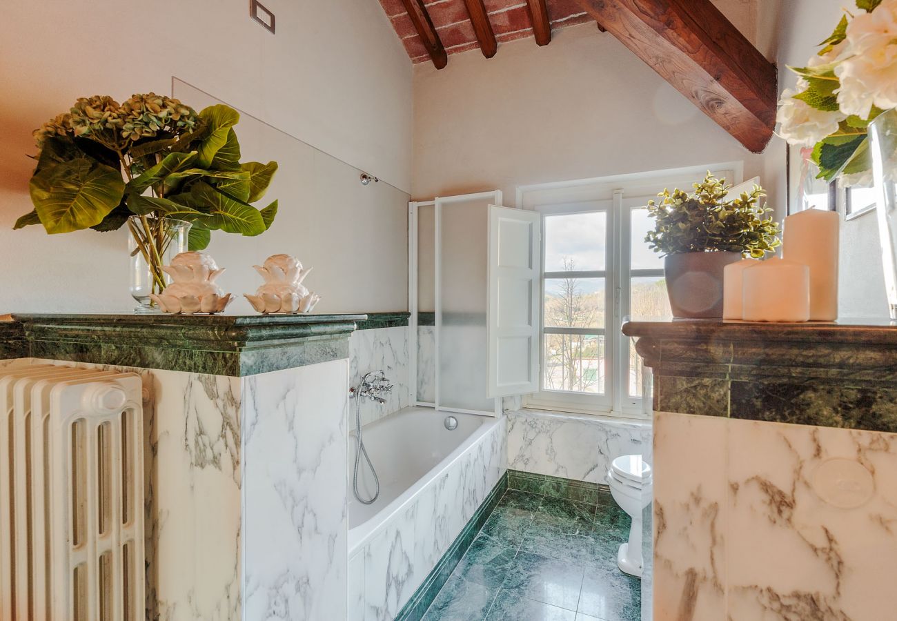 Villa in Lucca - RENAISSANCE WINERY VILLA AMONG THE VINEYARDS, 9 BEDROOMS, 7 BATHS, WIFI, AIR CON Villa in Lucca - RENAISSANCE WINERY VILLA AMONG THE VINEYARDS, 9 BEDROOMS, 7 BATHS, WIFI, AIR CON