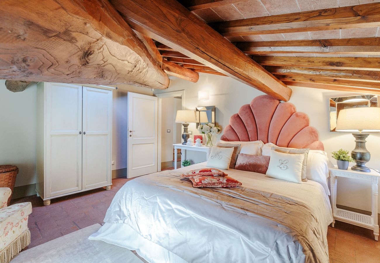 Villa in Lucca - RENAISSANCE WINERY VILLA AMONG THE VINEYARDS, 9 BEDROOMS, 7 BATHS, WIFI, AIR CON Villa in Lucca - RENAISSANCE WINERY VILLA AMONG THE VINEYARDS, 9 BEDROOMS, 7 BATHS, WIFI, AIR CON