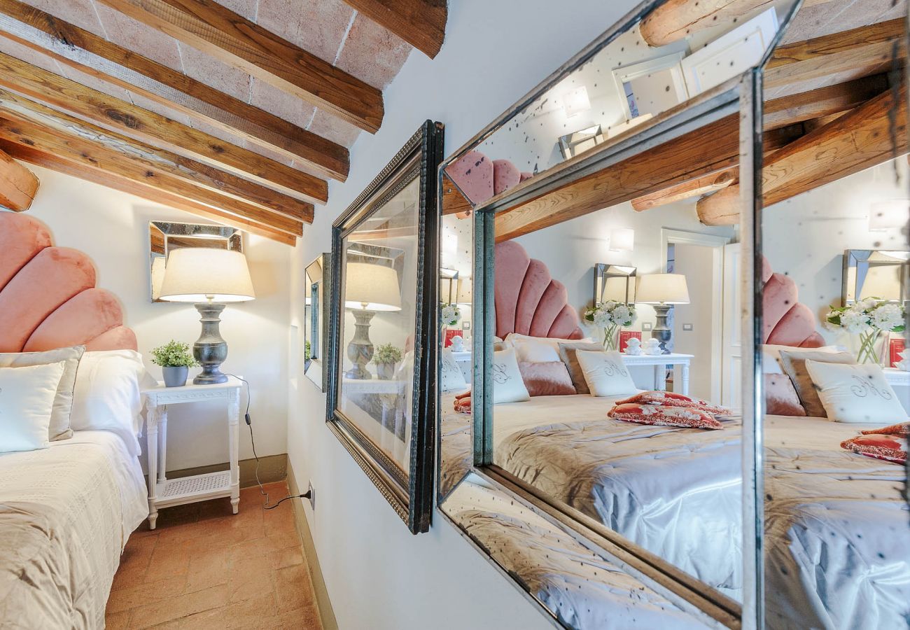 Villa in Lucca - RENAISSANCE WINERY VILLA AMONG THE VINEYARDS, 9 BEDROOMS, 7 BATHS, WIFI, AIR CON Villa in Lucca - RENAISSANCE WINERY VILLA AMONG THE VINEYARDS, 9 BEDROOMS, 7 BATHS, WIFI, AIR CON