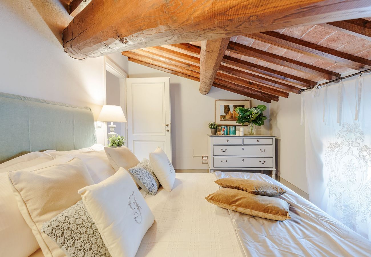 Villa in Lucca - RENAISSANCE WINERY VILLA AMONG THE VINEYARDS, 9 BEDROOMS, 7 BATHS, WIFI, AIR CON Villa in Lucca - RENAISSANCE WINERY VILLA AMONG THE VINEYARDS, 9 BEDROOMS, 7 BATHS, WIFI, AIR CON