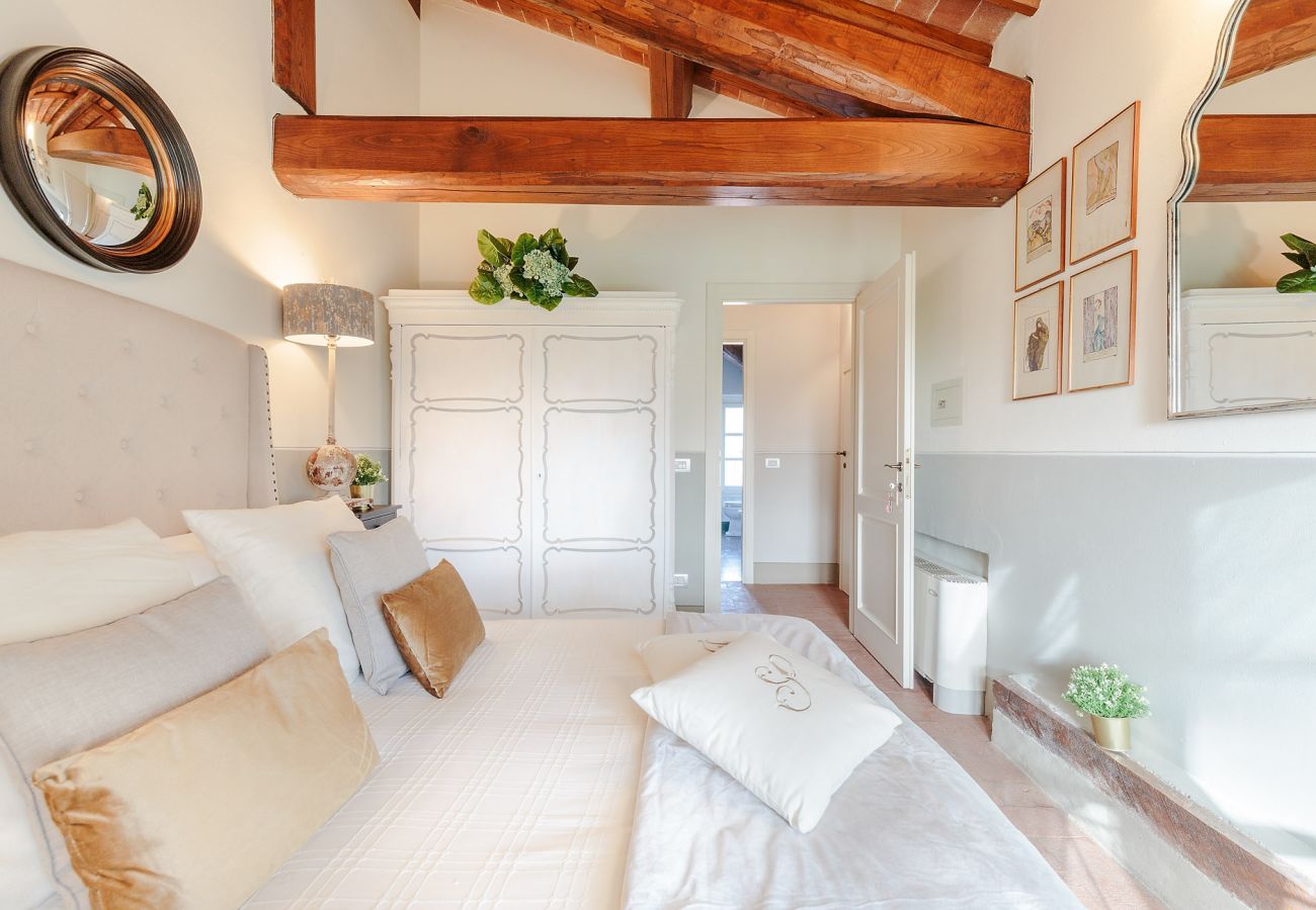 Villa in Lucca - RENAISSANCE WINERY VILLA AMONG THE VINEYARDS, 9 BEDROOMS, 7 BATHS, WIFI, AIR CON Villa in Lucca - RENAISSANCE WINERY VILLA AMONG THE VINEYARDS, 9 BEDROOMS, 7 BATHS, WIFI, AIR CON