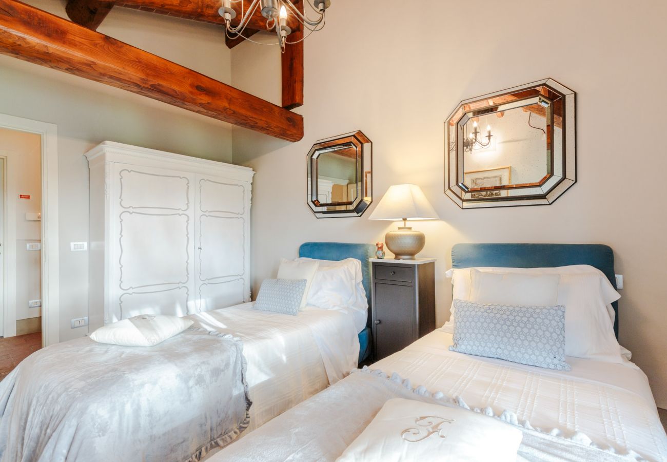 Villa in Lucca - RENAISSANCE WINERY VILLA AMONG THE VINEYARDS, 9 BEDROOMS, 7 BATHS, WIFI, AIR CON Villa in Lucca - RENAISSANCE WINERY VILLA AMONG THE VINEYARDS, 9 BEDROOMS, 7 BATHS, WIFI, AIR CON