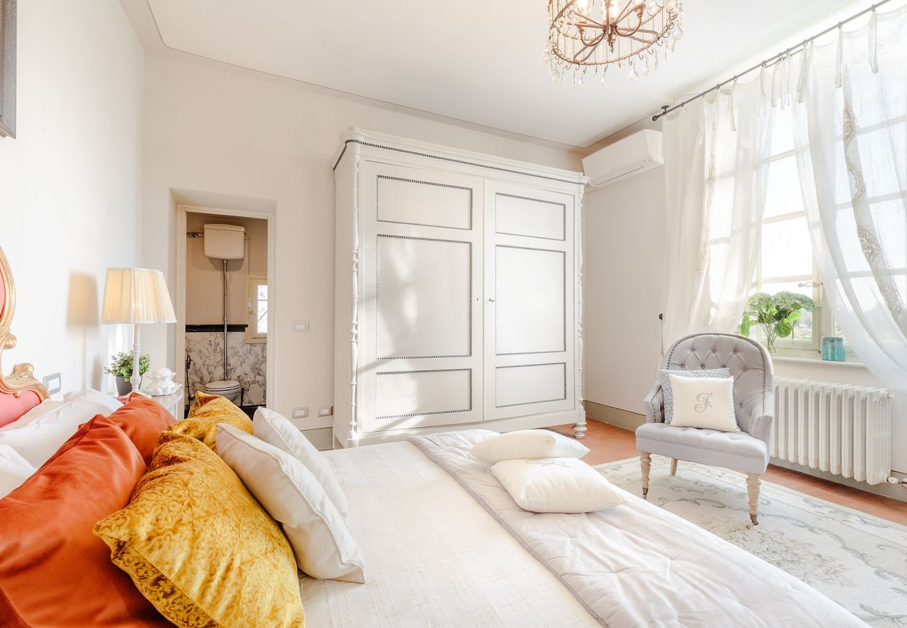 Villa in Lucca - RENAISSANCE WINERY VILLA AMONG THE VINEYARDS, 9 BEDROOMS, 7 BATHS, WIFI, AIR CON Villa in Lucca - RENAISSANCE WINERY VILLA AMONG THE VINEYARDS, 9 BEDROOMS, 7 BATHS, WIFI, AIR CON