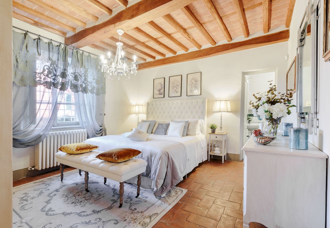 Villa in Lucca - RENAISSANCE WINERY VILLA AMONG THE VINEYARDS, 9 BEDROOMS, 7 BATHS, WIFI, AIR CON Villa in Lucca - RENAISSANCE WINERY VILLA AMONG THE VINEYARDS, 9 BEDROOMS, 7 BATHS, WIFI, AIR CON
