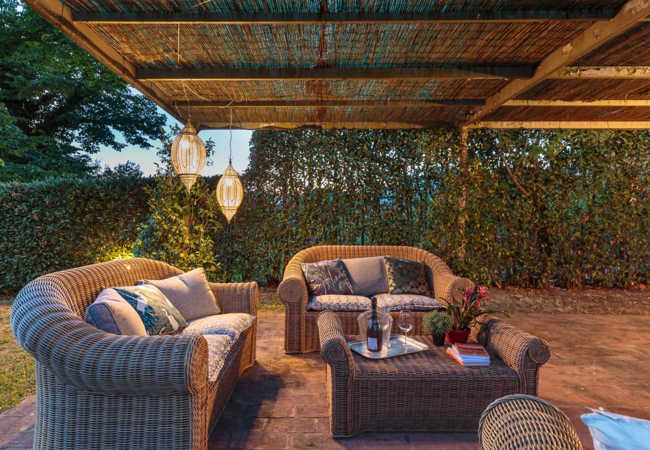 Villa in Lucca - RENAISSANCE WINERY VILLA AMONG THE VINEYARDS, 9 BEDROOMS, 7 BATHS, WIFI, AIR CON Villa in Lucca - RENAISSANCE WINERY VILLA AMONG THE VINEYARDS, 9 BEDROOMS, 7 BATHS, WIFI, AIR CON