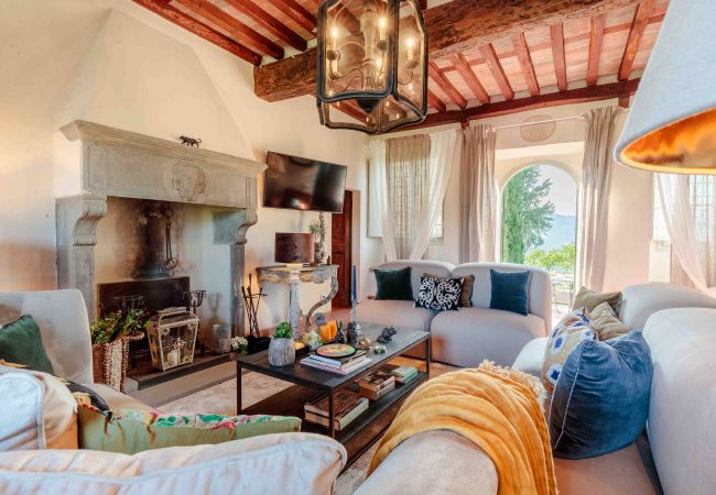 Villa in Lucca - VILLA IL CASTELLO: Vibrant Sanctuary of Enchanting Colours. 6 Bedrooms, Private Pool Villa in Lucca - VILLA IL CASTELLO: Vibrant Sanctuary of Enchanting Colours. 6 Bedrooms, Private Pool