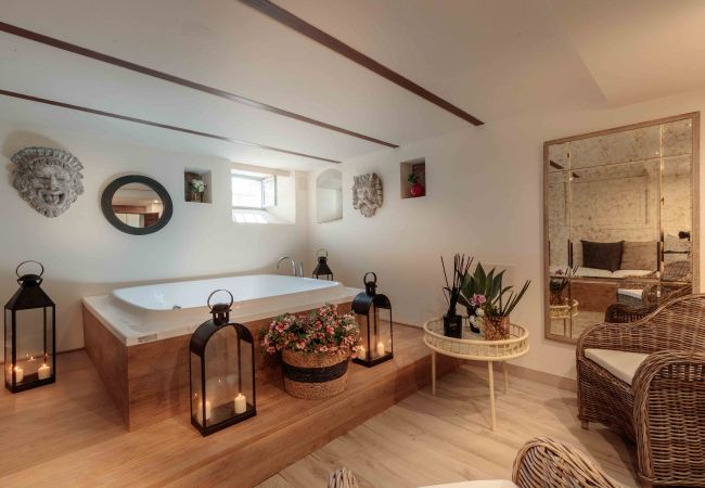 Villa in Lucca - VILLA IL CASTELLO: Vibrant Sanctuary of Enchanting Colours. 6 Bedrooms, Private Pool Villa in Lucca - VILLA IL CASTELLO: Vibrant Sanctuary of Enchanting Colours. 6 Bedrooms, Private Pool