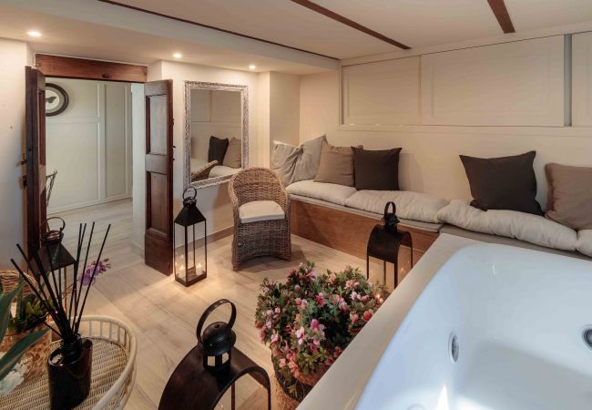 Villa in Lucca - VILLA IL CASTELLO: Vibrant Sanctuary of Enchanting Colours. 6 Bedrooms, Private Pool Villa in Lucca - VILLA IL CASTELLO: Vibrant Sanctuary of Enchanting Colours. 6 Bedrooms, Private Pool