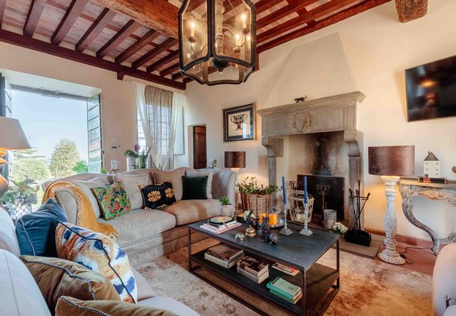 Villa in Lucca - VILLA IL CASTELLO: Vibrant Sanctuary of Enchanting Colours. 6 Bedrooms, Private Pool Villa in Lucca - VILLA IL CASTELLO: Vibrant Sanctuary of Enchanting Colours. 6 Bedrooms, Private Pool