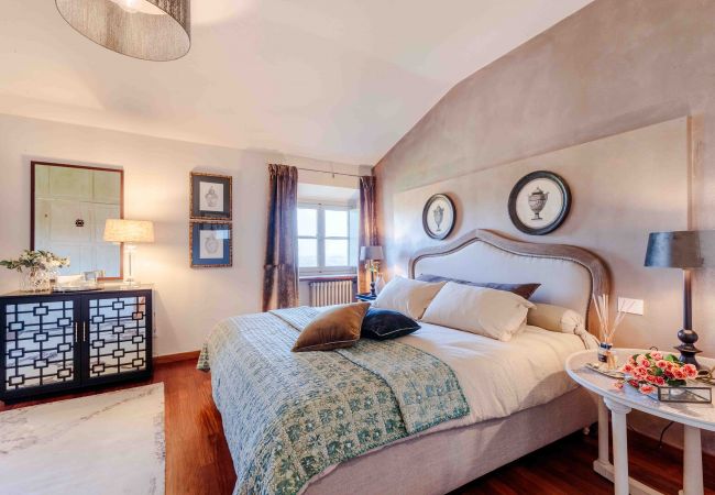 Villa in Lucca - VILLA IL CASTELLO: Vibrant Sanctuary of Enchanting Colours. 6 Bedrooms, Private Pool Villa in Lucca - VILLA IL CASTELLO: Vibrant Sanctuary of Enchanting Colours. 6 Bedrooms, Private Pool