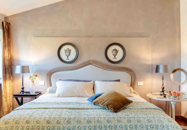 Villa in Lucca - VILLA IL CASTELLO: Vibrant Sanctuary of Enchanting Colours. 6 Bedrooms, Private Pool Villa in Lucca - VILLA IL CASTELLO: Vibrant Sanctuary of Enchanting Colours. 6 Bedrooms, Private Pool