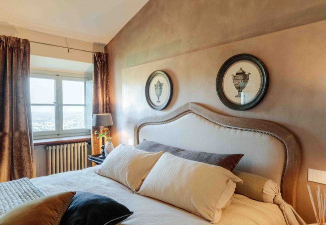 Villa in Lucca - VILLA IL CASTELLO: Vibrant Sanctuary of Enchanting Colours. 6 Bedrooms, Private Pool Villa in Lucca - VILLA IL CASTELLO: Vibrant Sanctuary of Enchanting Colours. 6 Bedrooms, Private Pool
