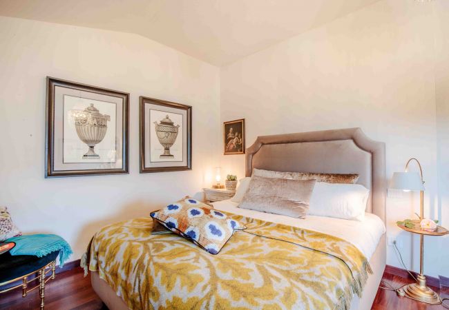 Villa in Lucca - VILLA IL CASTELLO: Vibrant Sanctuary of Enchanting Colours. 6 Bedrooms, Private Pool Villa in Lucca - VILLA IL CASTELLO: Vibrant Sanctuary of Enchanting Colours. 6 Bedrooms, Private Pool