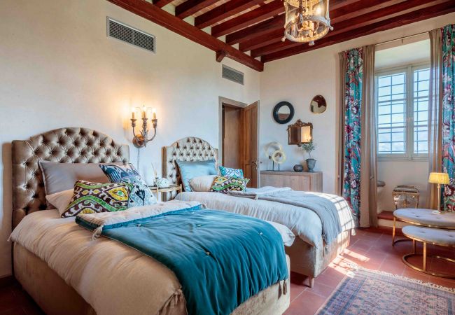 Villa in Lucca - VILLA IL CASTELLO: Vibrant Sanctuary of Enchanting Colours. 6 Bedrooms, Private Pool Villa in Lucca - VILLA IL CASTELLO: Vibrant Sanctuary of Enchanting Colours. 6 Bedrooms, Private Pool