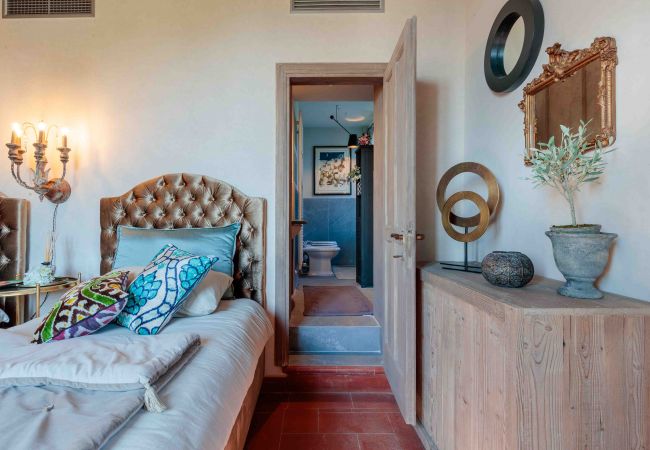 Villa in Lucca - VILLA IL CASTELLO: Vibrant Sanctuary of Enchanting Colours. 6 Bedrooms, Private Pool Villa in Lucca - VILLA IL CASTELLO: Vibrant Sanctuary of Enchanting Colours. 6 Bedrooms, Private Pool