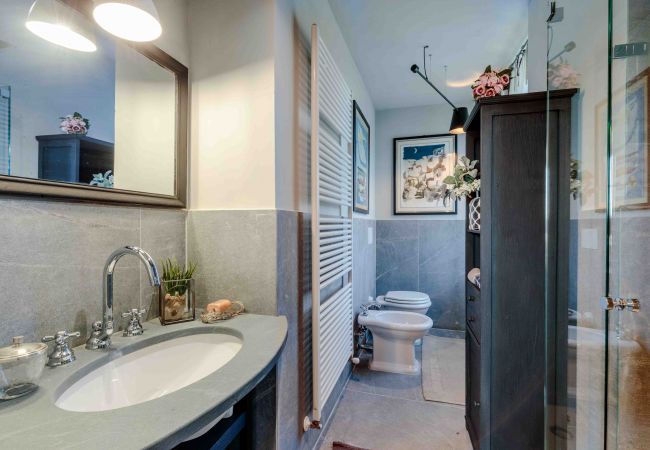 Villa in Lucca - VILLA IL CASTELLO: Vibrant Sanctuary of Enchanting Colours. 6 Bedrooms, Private Pool Villa in Lucca - VILLA IL CASTELLO: Vibrant Sanctuary of Enchanting Colours. 6 Bedrooms, Private Pool