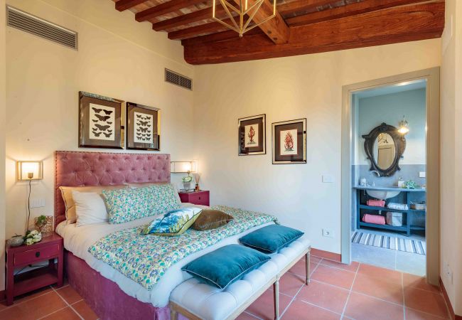 Villa in Lucca - VILLA IL CASTELLO: Vibrant Sanctuary of Enchanting Colours. 6 Bedrooms, Private Pool Villa in Lucca - VILLA IL CASTELLO: Vibrant Sanctuary of Enchanting Colours. 6 Bedrooms, Private Pool