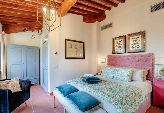 Villa in Lucca - VILLA IL CASTELLO: Vibrant Sanctuary of Enchanting Colours. 6 Bedrooms, Private Pool Villa in Lucca - VILLA IL CASTELLO: Vibrant Sanctuary of Enchanting Colours. 6 Bedrooms, Private Pool