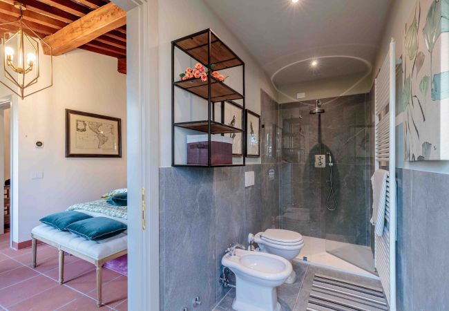 Villa in Lucca - VILLA IL CASTELLO: Vibrant Sanctuary of Enchanting Colours. 6 Bedrooms, Private Pool Villa in Lucca - VILLA IL CASTELLO: Vibrant Sanctuary of Enchanting Colours. 6 Bedrooms, Private Pool