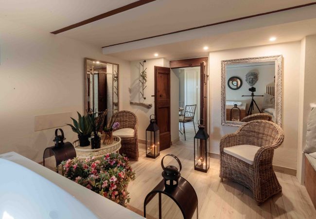 Villa in Lucca - VILLA IL CASTELLO: Vibrant Sanctuary of Enchanting Colours. 6 Bedrooms, Private Pool Villa in Lucca - VILLA IL CASTELLO: Vibrant Sanctuary of Enchanting Colours. 6 Bedrooms, Private Pool