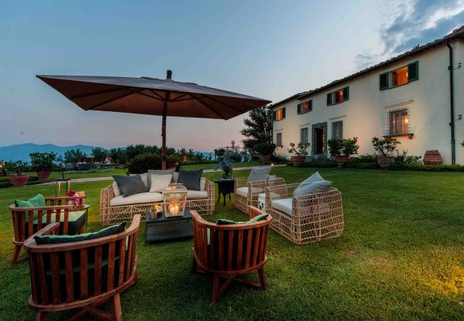 Villa in Lucca - VILLA IL CASTELLO: Vibrant Sanctuary of Enchanting Colours. 6 Bedrooms, Private Pool Villa in Lucca - VILLA IL CASTELLO: Vibrant Sanctuary of Enchanting Colours. 6 Bedrooms, Private Pool