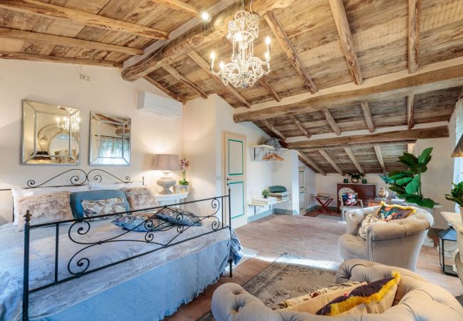 Villa in Lucca - Villa Gufo The Place to Be. Panoramic Private Pool with a Lucca View and Private Tennis Court Villa in Lucca - Villa Gufo The Place to Be. Panoramic Private Pool with a Lucca View and Private Tennis Court