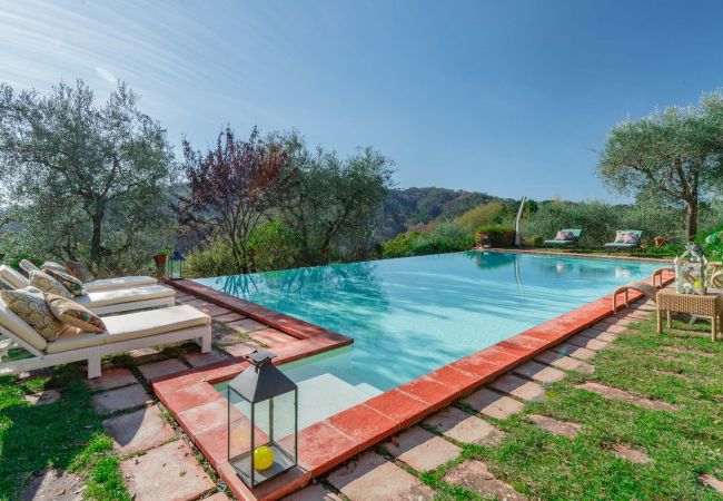 Villa in Lucca - Villa Gufo The Place to Be. Panoramic Private Pool with a Lucca View and Private Tennis Court Villa in Lucca - Villa Gufo The Place to Be. Panoramic Private Pool with a Lucca View and Private Tennis Court