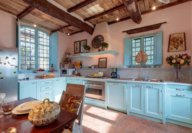 Villa in Lucca - Villa Gufo The Place to Be. Panoramic Private Pool with a Lucca View and Private Tennis Court Villa in Lucca - Villa Gufo The Place to Be. Panoramic Private Pool with a Lucca View and Private Tennis Court