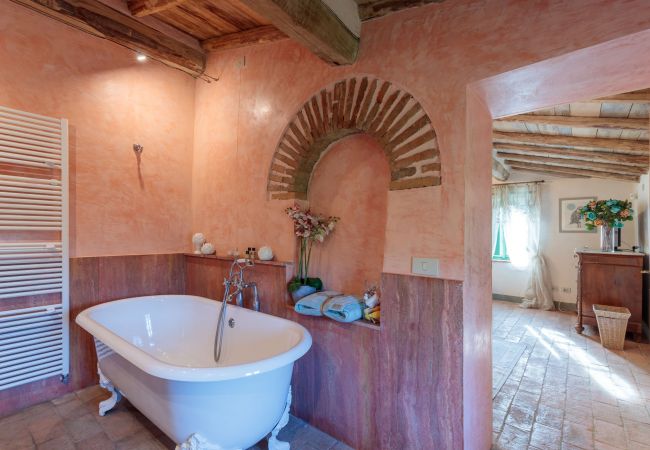 Villa in Lucca - Villa Gufo The Place to Be. Panoramic Private Pool with a Lucca View and Private Tennis Court Villa in Lucca - Villa Gufo The Place to Be. Panoramic Private Pool with a Lucca View and Private Tennis Court