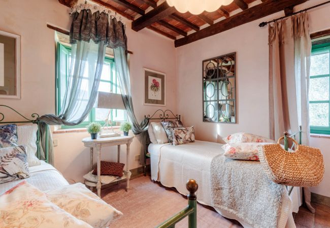 Villa in Lucca - Villa Gufo The Place to Be. Panoramic Private Pool with a Lucca View and Private Tennis Court Villa in Lucca - Villa Gufo The Place to Be. Panoramic Private Pool with a Lucca View and Private Tennis Court