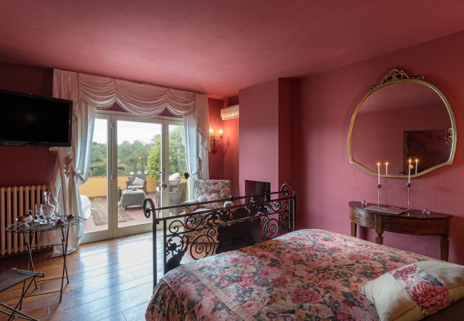 Villa in Capannori - Villa Lorena, a Family Vintage Home with Indoor Pool, Air Conditioning, Outdoor Pool, Fitness Room & Wifi Villa in Capannori - Villa Lorena, a Family Vintage Home with Indoor Pool, Air Conditioning, Outdoor Pool, Fitness Room & Wifi