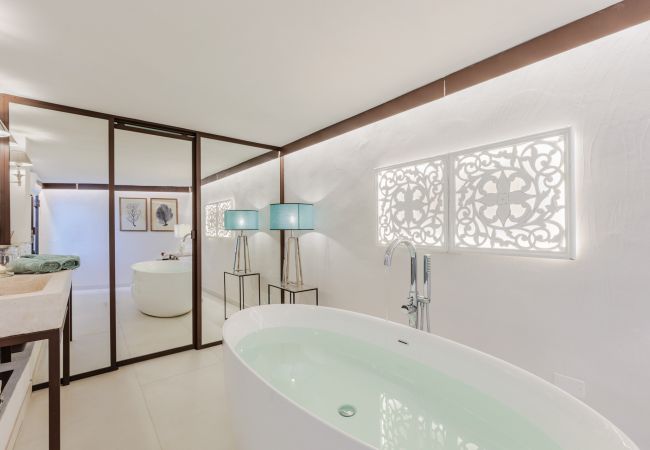 Villa in Ottiolu - VILLA LA BELLA, Luxury Seafront Villa with Panoramic Terrace in Porto Ottiolu, Sardinia Villa in Ottiolu - VILLA LA BELLA, Luxury Seafront Villa with Panoramic Terrace in Porto Ottiolu, Sardinia