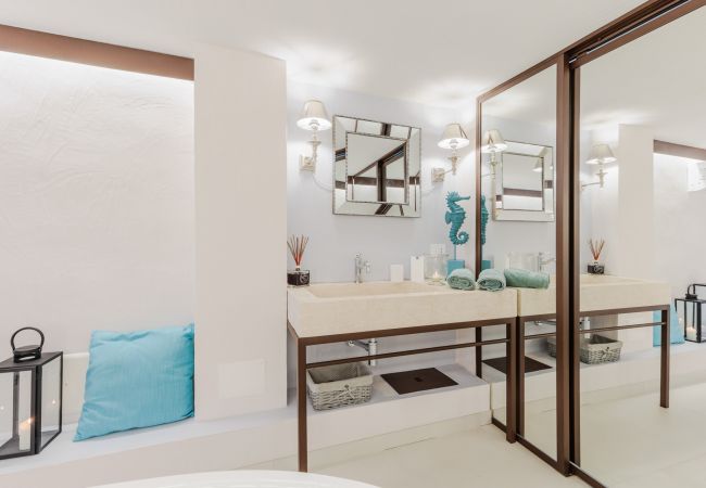 Villa in Ottiolu - VILLA LA BELLA, Luxury Seafront Villa with Panoramic Terrace in Porto Ottiolu, Sardinia Villa in Ottiolu - VILLA LA BELLA, Luxury Seafront Villa with Panoramic Terrace in Porto Ottiolu, Sardinia