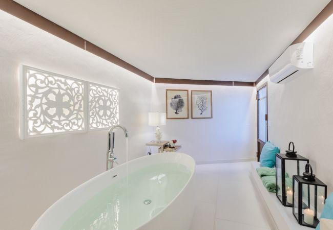 Villa in Ottiolu - VILLA LA BELLA, Luxury Seafront Villa with Panoramic Terrace in Porto Ottiolu, Sardinia Villa in Ottiolu - VILLA LA BELLA, Luxury Seafront Villa with Panoramic Terrace in Porto Ottiolu, Sardinia