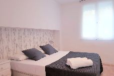 Ferienwohnung in Valencia - Lovely 2 Bedroom Wifi AC Flat by the Turia Gardens 