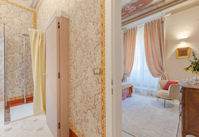 Ferienwohnung in Lucca - Luxury 3 Bedrooms Apartment with Elevator inside Lucca by the Main Square Piazza San Michele  Ferienwohnung in Lucca - Luxury 3 Bedrooms Apartment with Elevator inside Lucca by the Main Square Piazza San Michele