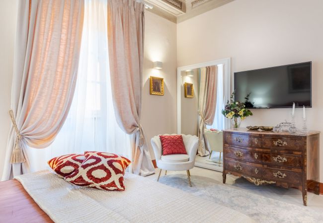 Ferienwohnung in Lucca - Luxury 3 Bedrooms Apartment with Elevator inside Lucca by the Main Square Piazza San Michele  Ferienwohnung in Lucca - Luxury 3 Bedrooms Apartment with Elevator inside Lucca by the Main Square Piazza San Michele