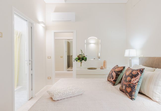 Ferienwohnung in Lucca - Luxury 3 Bedrooms Apartment with Elevator inside Lucca by the Main Square Piazza San Michele  Ferienwohnung in Lucca - Luxury 3 Bedrooms Apartment with Elevator inside Lucca by the Main Square Piazza San Michele